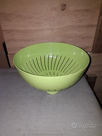 SCOLAPASTA VERDE IN PLASTICA SENZA MANICI