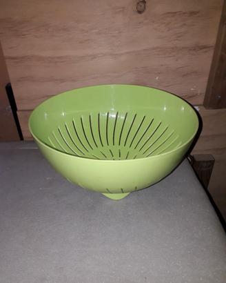 SCOLAPASTA VERDE IN PLASTICA SENZA MANICI