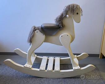 Cavallo a dondolo in legno bianco stile nordico