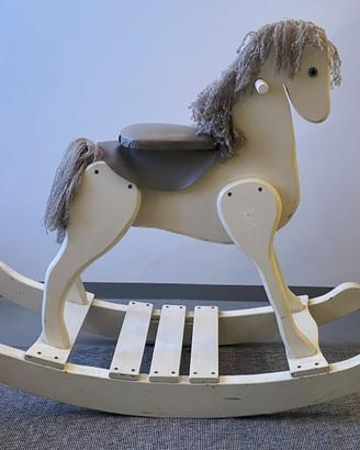 Cavallo a dondolo in legno bianco stile nordico