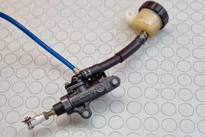 POMPA POSTERIORE YAMAHA R6 1999 2002 YZF 2000 2001