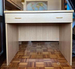 Scrivania in laminato chiaro