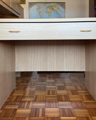 Scrivania in laminato chiaro