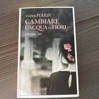 Cambiare l’acqua ai fiori