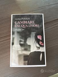 Cambiare l’acqua ai fiori