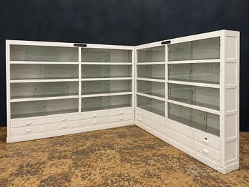 Coppia di grandi librerie-vetrine industriali
