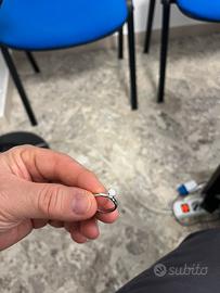 Anello in oro bianco solitario