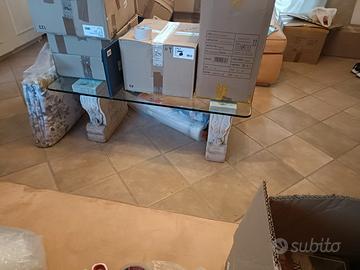 Tavolo salotto in cristallo con base due capitelli