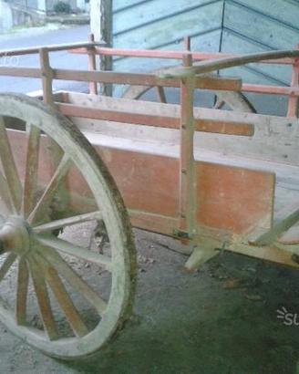 Carretto originale in legno a traino animale
