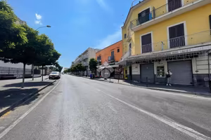 2 LOCALI A POZZUOLI