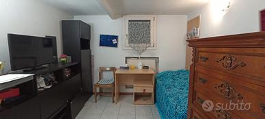 Stanza singola con bagno da maggio per ragazza