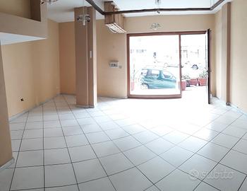 Locale commerciale via Mughina