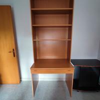 Scrivania con libreria 