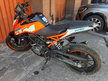  KTM DUKE 125 del 2020 con 5150 km reali 