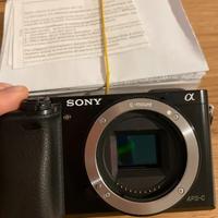 Sony a6000 + 2 batterie + alimentatore