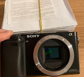 Sony a6000 + 2 batterie + alimentatore