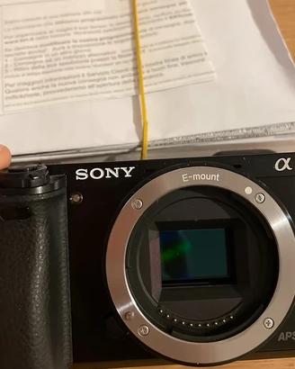 Sony a6000 + 2 batterie + alimentatore