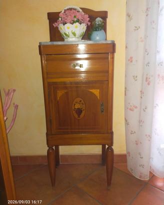 Splendido comodino secolo scorso 