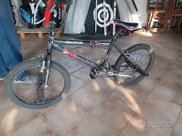 bicicletta tipo BMX