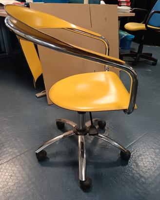 poltroncine gialle con rotelle
