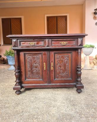 Credenza antica.