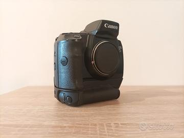Fotocamera Canon EOS 5 con grip e adattatore Leica
