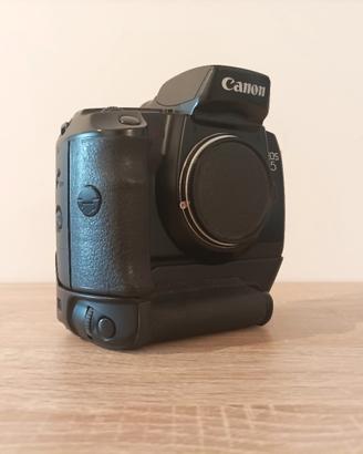 Fotocamera Canon EOS 5 con grip e adattatore Leica