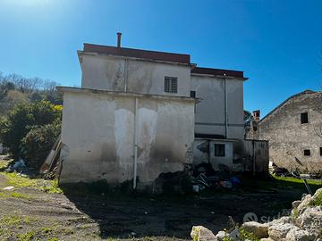 Rudere ante '67 con giardino e agrumeto