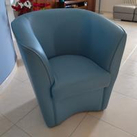 Poltroncina in pelle azzurra