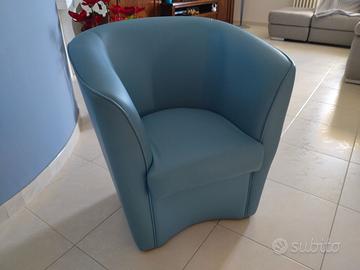 Poltroncina in pelle azzurra