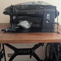 Macchina da cucire con mobile a pedale 