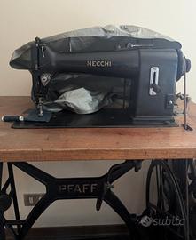 Macchina da cucire con mobile a pedale 