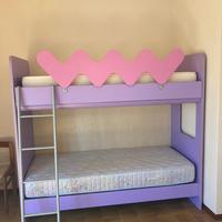 Letto a castello lilla e rosa con scaletta