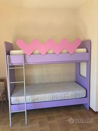 Letto a castello lilla e rosa con scaletta