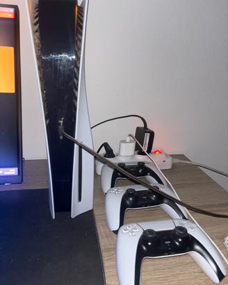 Ps5 con 3 controller e profilo incluso