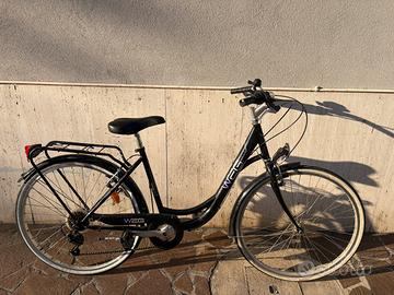 bicicletta da donna con il cambio nuova