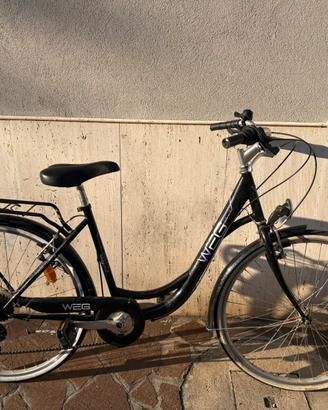 bicicletta da donna con il cambio nuova