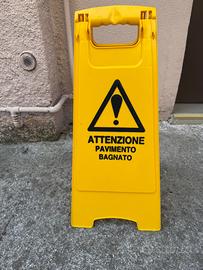Cartello segnale pavimento bagnato