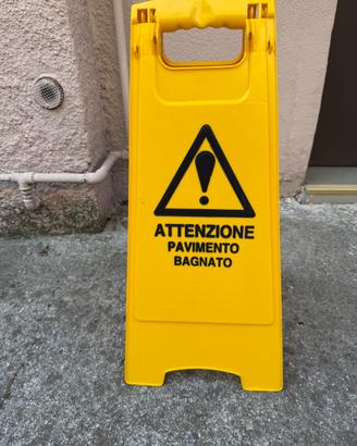 Cartello segnale pavimento bagnato