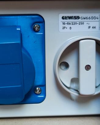 Presa interbloccata GEWISS GW66004 16A 230V 2P+T