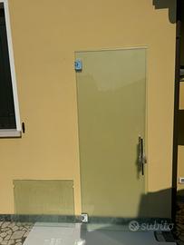 Porta in vetro aperttura oltre 180 gradi
