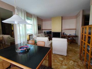 villa con appartamento e magazzino