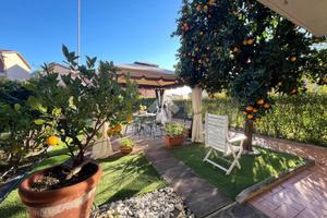 VILLA A SCHIERA CENTRALE A PRATO