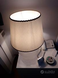 Lampada da tavolo o comodino con paralume