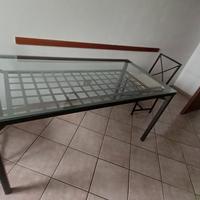 tavolo con quattro sedie 