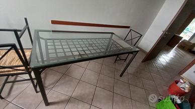 tavolo con quattro sedie 