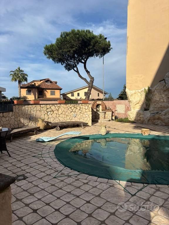 Villa di 415 m² con più di 5 locali a Giugliano in - Vista 2
