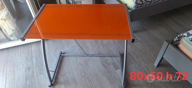scrivania con piano in vetro arancione