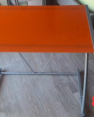 scrivania con piano in vetro arancione
