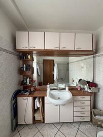 Mobile bagno completo con specchio e lavabo